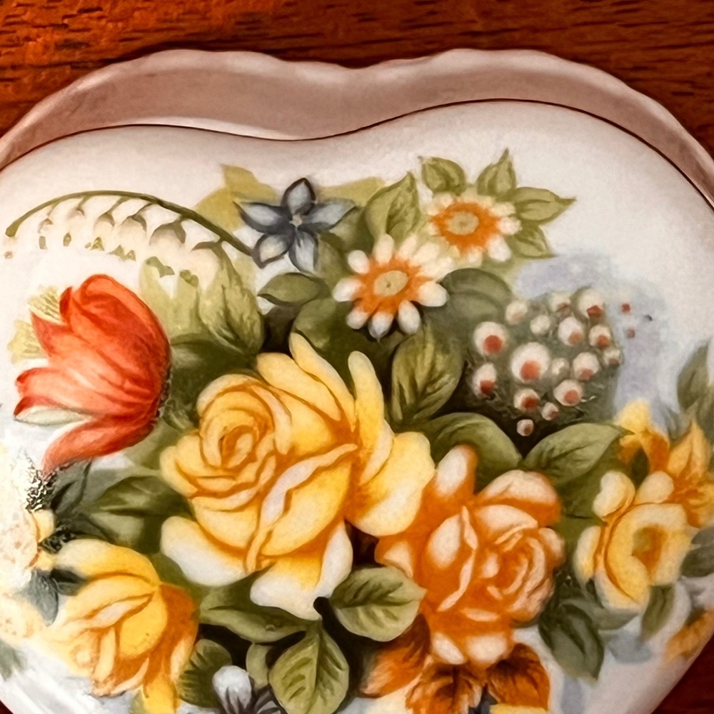Vintage Heart Shaped Porcelain Trinket Box Floral Rose Gold Trim Scalloped Base - Picture 15 of 16